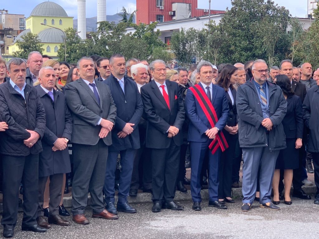 Berisha merr pjesë në homazhet në nderim të dëshmorëve të demokracisë: Vota e lirë sot është e konfiskuar nga patronazhistët” 62480acf36535sb