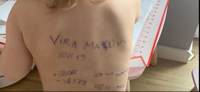 Nënat ukrainase shënojnë të dhënat mbi kurrizin e fëmijëve të tyre: Nëse vdesim, ta dinë se kush janë 624c5fbd3affckurrizi i vogelushes ukrainase