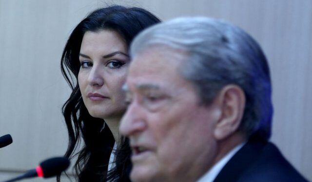 “Fali o Zot”/ Vjehrra e Florjana Garos kundër firmëtarëve të peticionit për Yuri Kim: S’dijnë çfarë po bëjnë! 640 0 florjana garo dhe berisha 933 640x375 1