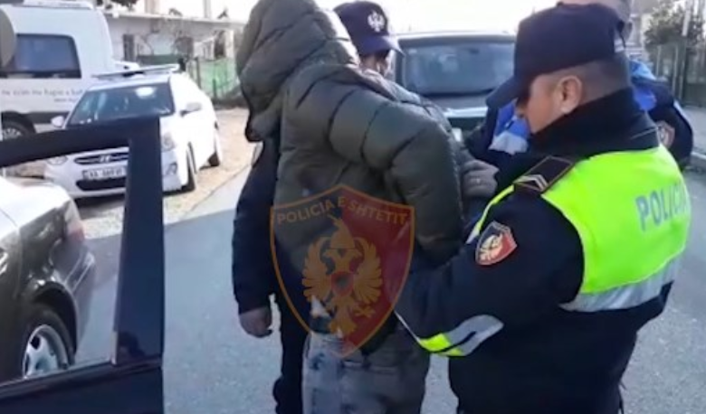 “Hajdeni se më mbyti”, djali tenton të vrasë babanë me hanxhar në Lushnje 6A076028 FA02 462D 9289 BC3F7BF15197
