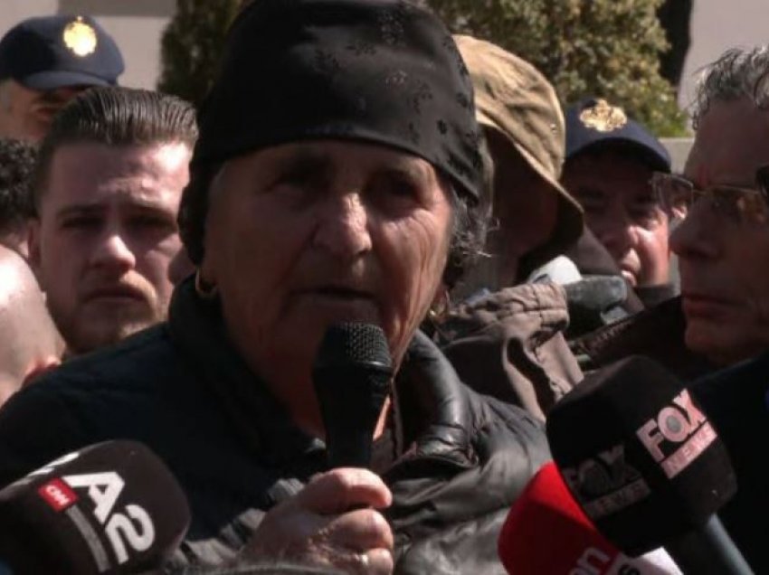 “Shtëpia, gruaja dhe arma s’lëshohen kurrë”, Nënë Liza flet rreth incidentit të ndodhur në protestën para kryeministrisë