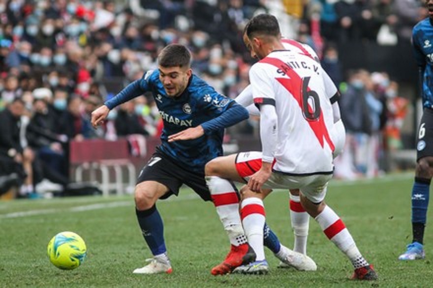 Mbrojtësi shqiptar merr kartonin e parë të kuq për këtë sezon në La liga Alaves Vs Rayo Vallecano