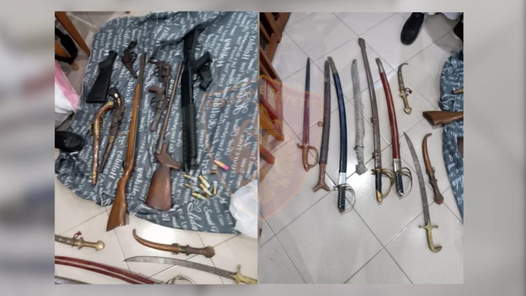 Tiranë/ I gjenden armë si “Sharrs”, shotgun, shpata antike e pistoleta me mulli, pranga 38-vjeçarit Arme 2