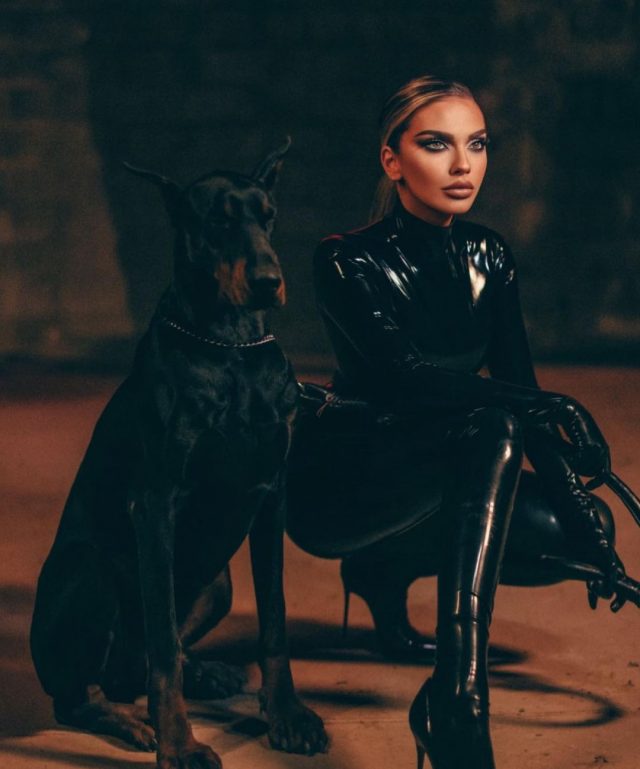 E veshur si “Catwoman” dhe me një mesazh të fortë për Donaldin? Beatrix publikon këngën e re 2 Beatrix Ramosaj catwoman spiderman panorama plu 3 640x769 1