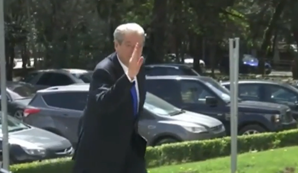 VIDEO/ Mblidhet Komisioni i Rithemelimit, ja momenti kur Berisha mbërrin në selinë e PD Berisha PD