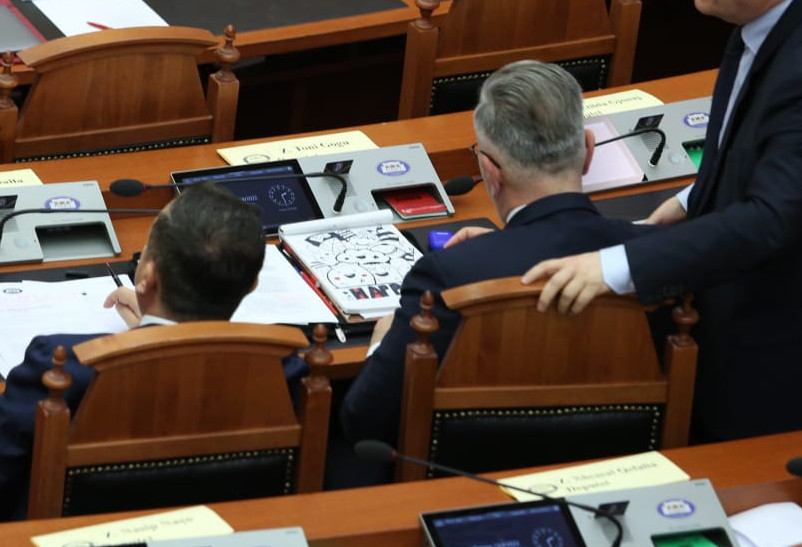 Deputeti i PS toni gogu e1649941701971