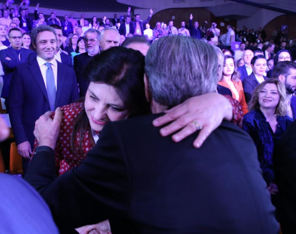 Kuvendi bashkon Topallin me Berishën, përqafime të sinqerta mes dy ish-bashkëpunëtorëve F31CAA5D E10D 46BE 8192 8EC3EB2D4E7B