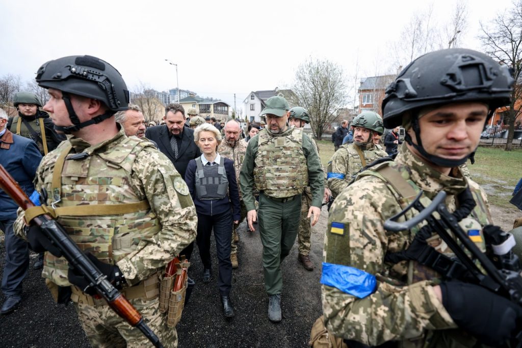 Von der Leyen vesh jelekun antiplumb, viziton vendin e masakrës në Bucha: S’do ia falim kurrë armikut këto krime! FP0 P6PWUAIHj0D