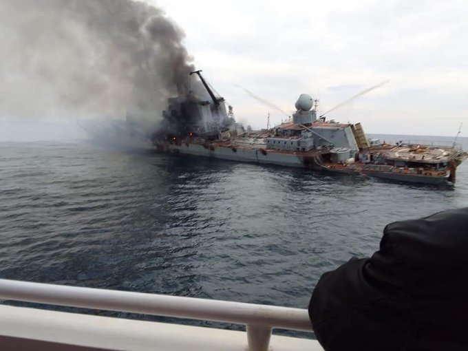 Shikoni foton që pretendohet se shfaq momentin kur ukrainasit shkatërrojnë anijen ruse “Moskva” FQlEjIoXwAYLYpS