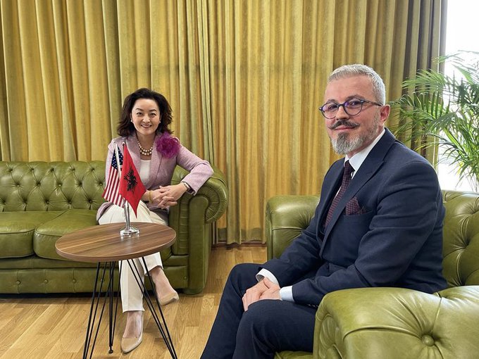 Ambasadorja Yuri Kim takon kreun e ri të KLP, i uron atij suksese në postin e ri FQs8K6EWQAQa0Qk