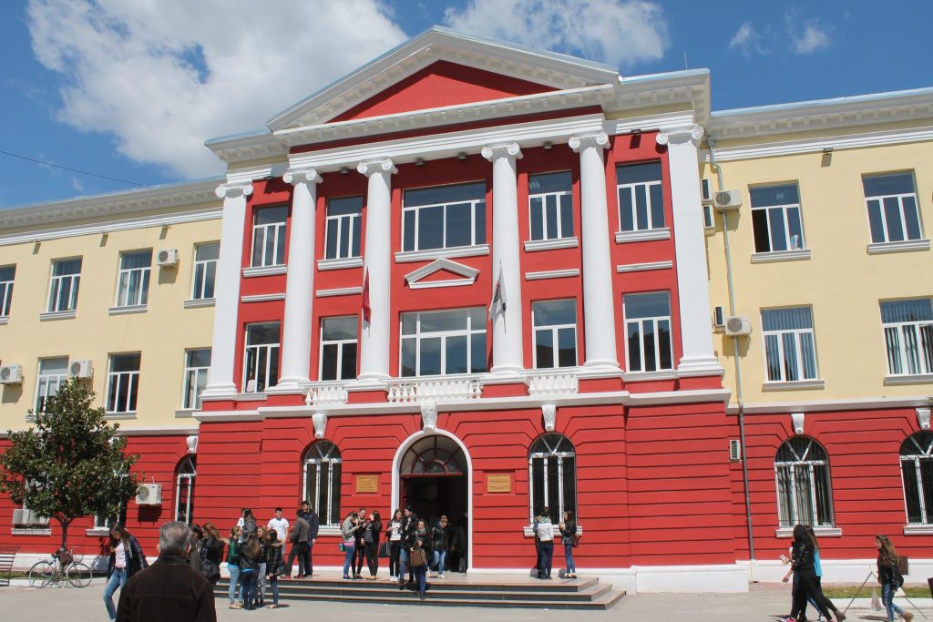 Studentët peticion, kërkojnë reduktim të tarifave të masterit dhe bursë për studentët ekselentë dhe shtresave në nevojë Fakulteti i Histori Filologjise