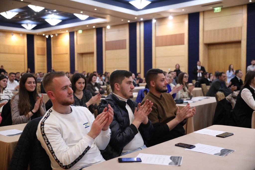 Meta bashkëbisedim me të rinjtë për shpopullimin: Jashtë gjen gjithçka por jo atdhe, bëhuni lokomotiva e ndryshimit dhe mirëqeverisjes këtu 2 Meta me te rinjte 1