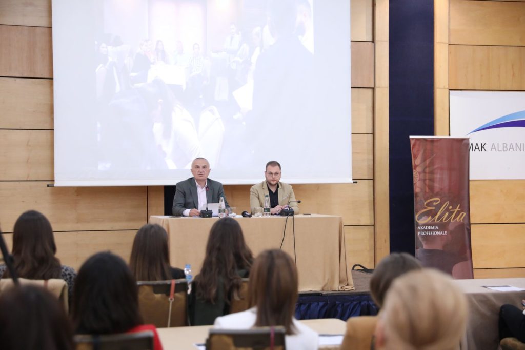 Meta bashkëbisedim me të rinjtë për shpopullimin: Jashtë gjen gjithçka por jo atdhe, bëhuni lokomotiva e ndryshimit dhe mirëqeverisjes këtu 1 Meta me te rinjte 2