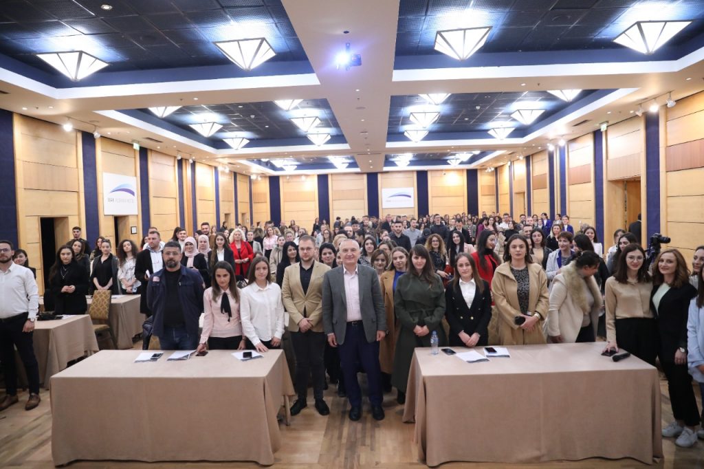 Meta bashkëbisedim me të rinjtë për shpopullimin: Jashtë gjen gjithçka por jo atdhe, bëhuni lokomotiva e ndryshimit dhe mirëqeverisjes këtu Meta me te rinjte ok 1
