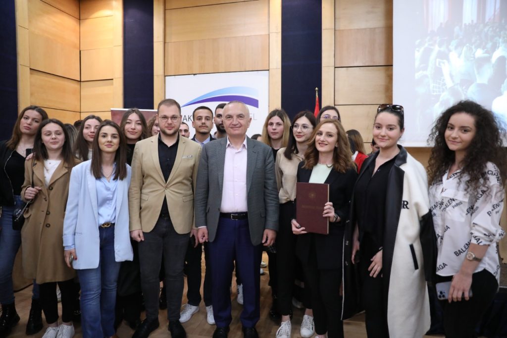 Meta bashkëbisedim me të rinjtë për shpopullimin: Jashtë gjen gjithçka por jo atdhe, bëhuni lokomotiva e ndryshimit dhe mirëqeverisjes këtu 3 Meta me te rinjte ok 2