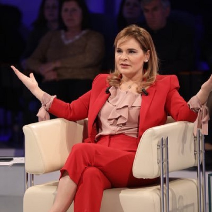 Monika Kryemadhi paralajmëron shkarkimin e ministres: Mos u çudit të bëjë kovë pusi siç bëri Tahirin dhe Bllakon Monika