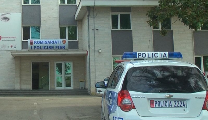 Plas sherri në Fier/ 19-vjeçarja godet me grushte dhe shkelma 16-vjeçaren POLICIA FIER