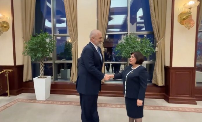Vizita në Azerbajxhan, Rama takohet me kryetaren e Kuvendit Sahiba Gafarova Screenshot 1 14 696x421 1