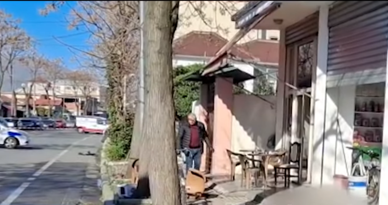 Video/ Momentet kur 55-vjeçari ekzekutohet teksa pinte kafen e mëngjesit në një lokal në Shkodër Screenshot 1 14 770x407 1