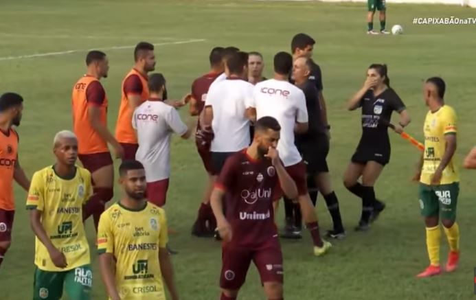 VIDEO/ Trajneri futet në fushë dhe godet me kokë anësoren Trajneri
