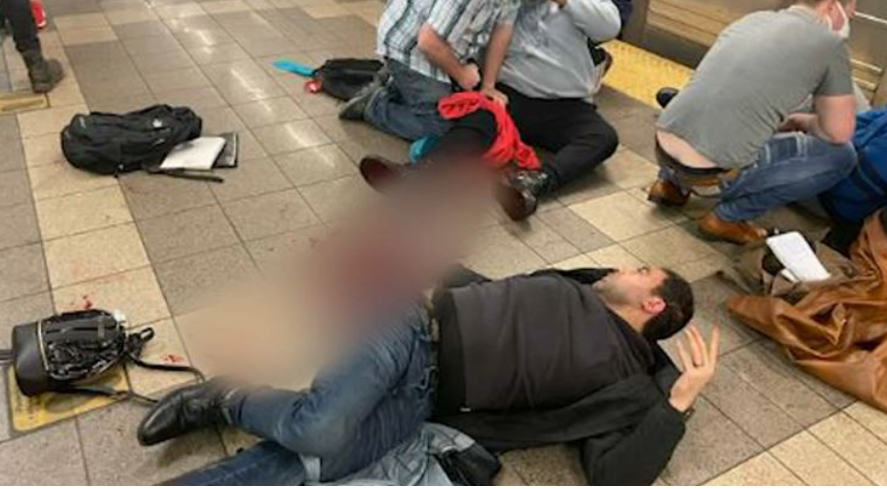 Plagosi 10 persona në një stacion metroje në New York, arrestohet 62-vjeçari Untitled 37