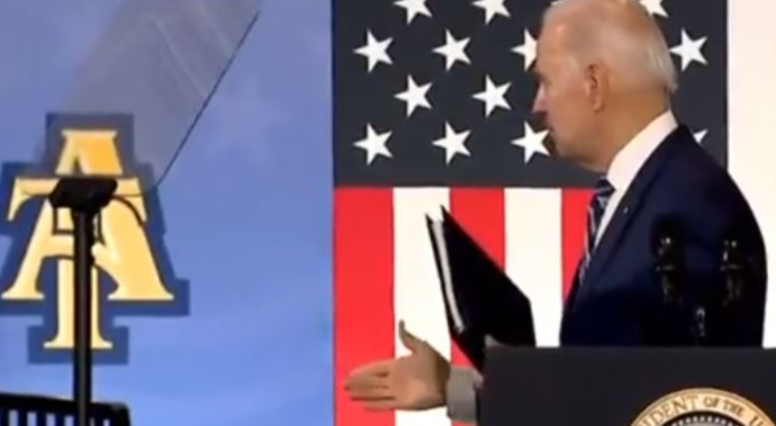 Gafa e Biden, tenton t’i japë dorën “fantazmës” në podium Untitled 43