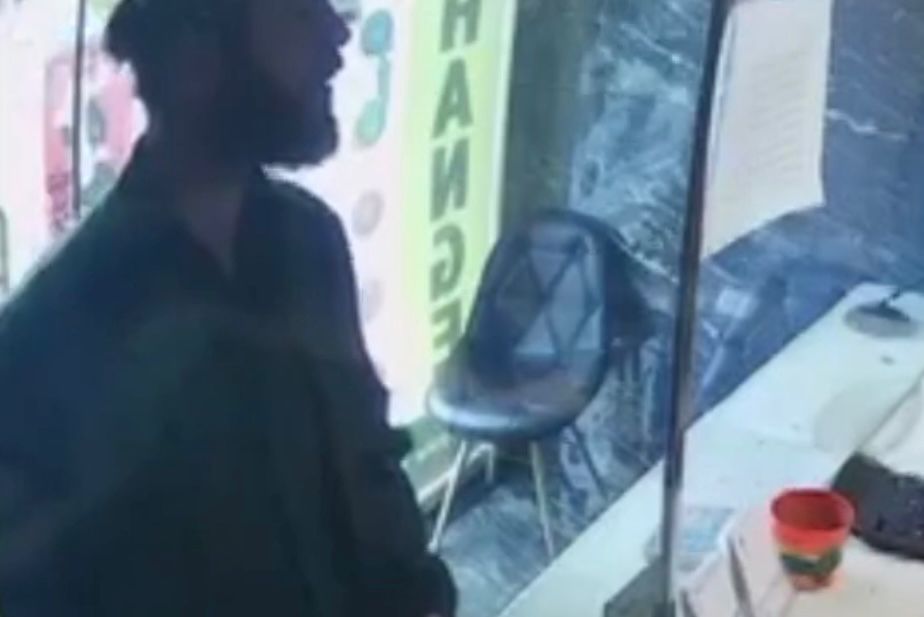 Video/ “Ku shkon me këto ti? Më sjell mua lekë false?”, momenti kur punonjësa e Exchange-t pikas dollarët fallso WhatsApp Image 2022 04 18 at 12.51.01 PM
