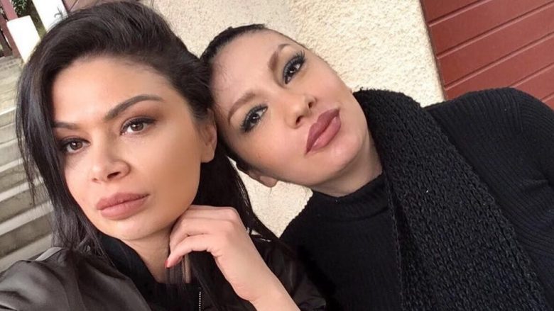 Adelina dhe Zanfina bëjnë dedikimet prekëse në 6 vjetorin e vdekjes së nënës së tyre adja e1538379610555 780x439 1