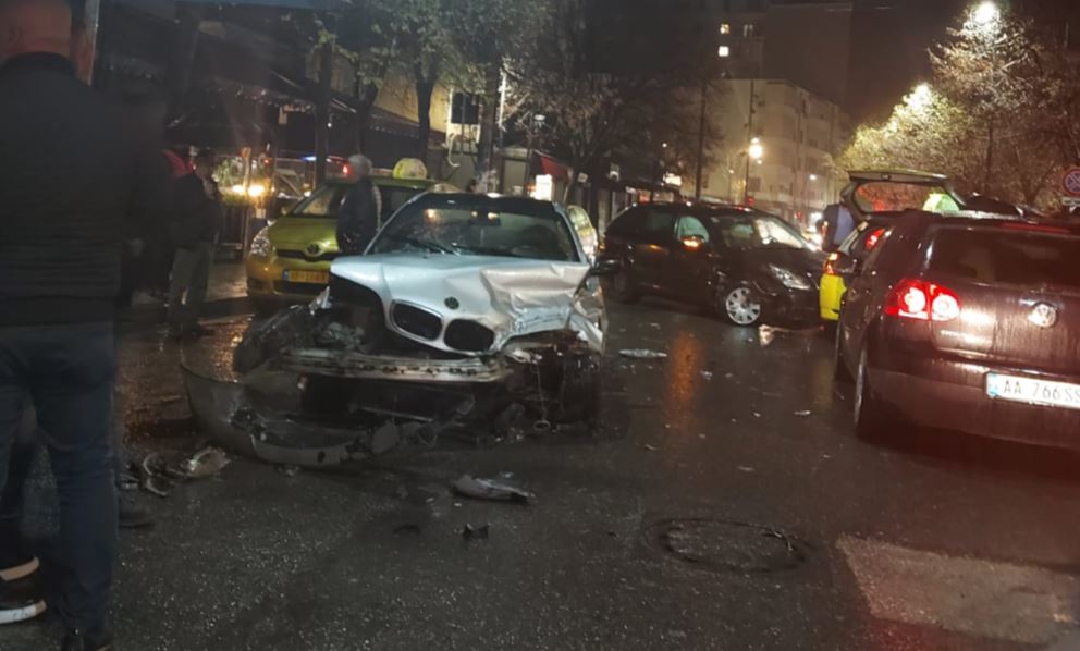 Përplasen disa makina në Tiranë aksident tirane rruga fortuz