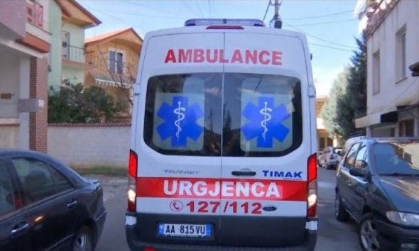 Bie nga tarraca e banesës teksa punonte, vdes 67-vjeçarja në Tiranë ambulanca 590x354 1