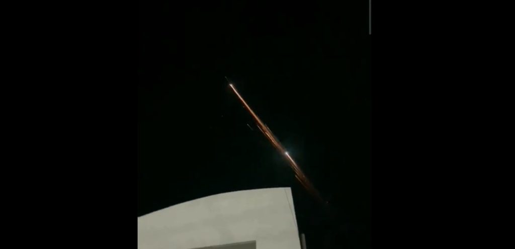 Video/ Disa objekte të çuditshme zbardhin qiellin, mijëra njerëz filmojnë momentin asteroid