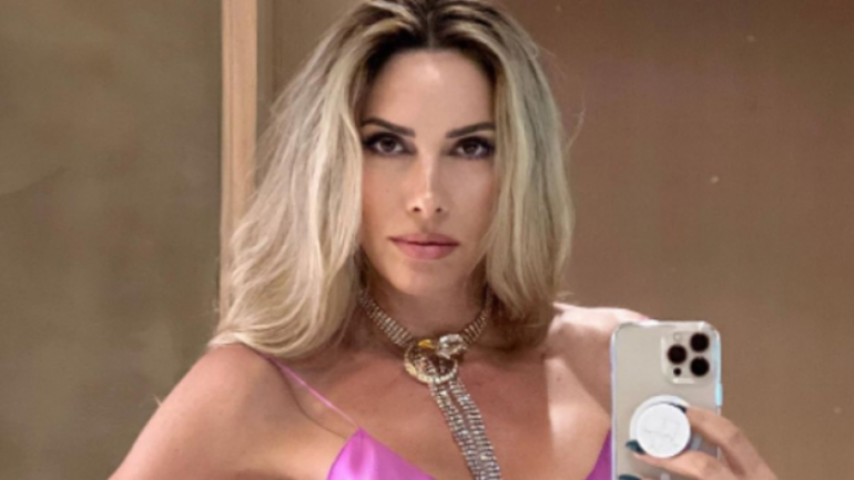 Ledina Çelo shfaqet sensuale në pozat e fundit (FOTO) auto 521650538381 770x433 1