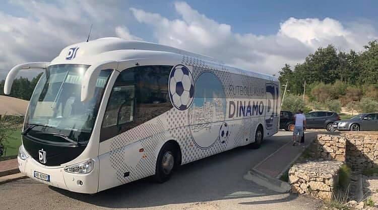 Humbën ndaj Kastriotit, autobusi i Dinamos lë futbollistët në stadium autobus 1