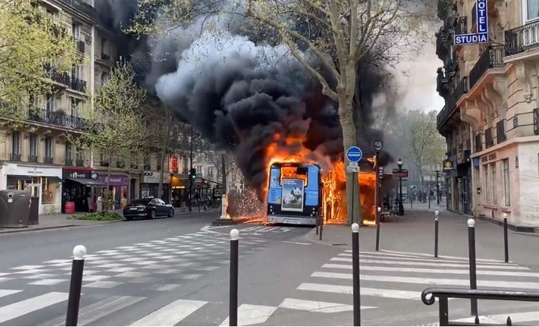 Rikthehet paniku në rrugët e Parisit, digjet autobusi në mes të qytetit autobus