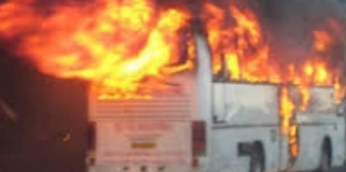 Greqi/ Autobusi me turistë përfshihet nga flakët autobuz flake