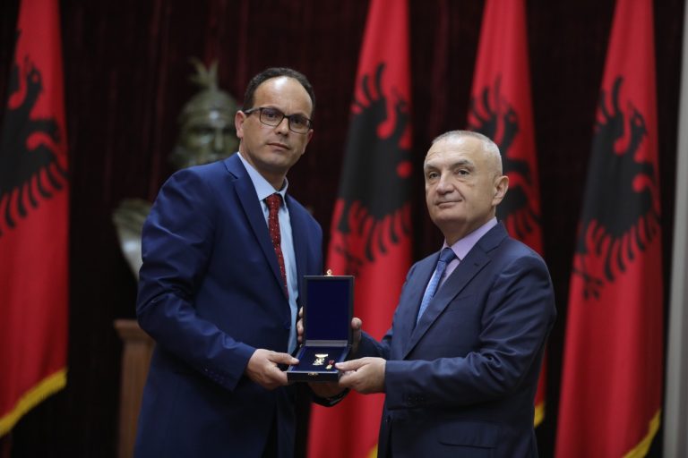 “Për këto merita të mëdha flet historia”, Presidenti Meta nderon Nuhi Berishën me “Dekoratën e Artë të Shqiponjës” b72b5ea8 694a 4455 8655 5fd4063e098c 768x512 1