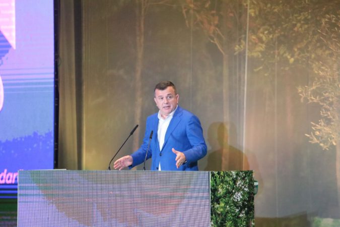 Balla tregon 5 sfidat e PS dhe ‘zbërthen’ krizën në PD balla