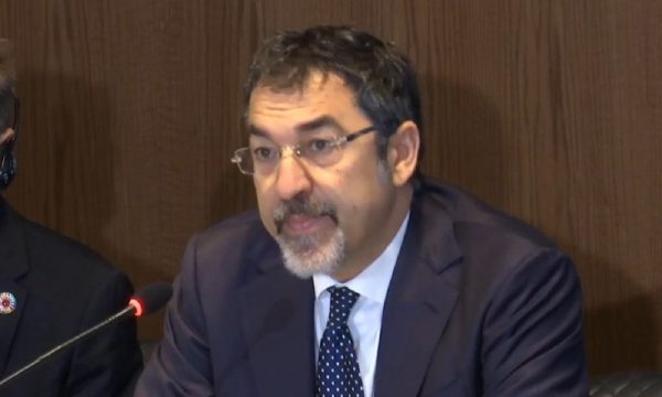 Ministri Çuçi pas vizitës në Greqi: Emigrantët do të kenë trajtim të veçantë për lejet e qëndrimit bledi cuci