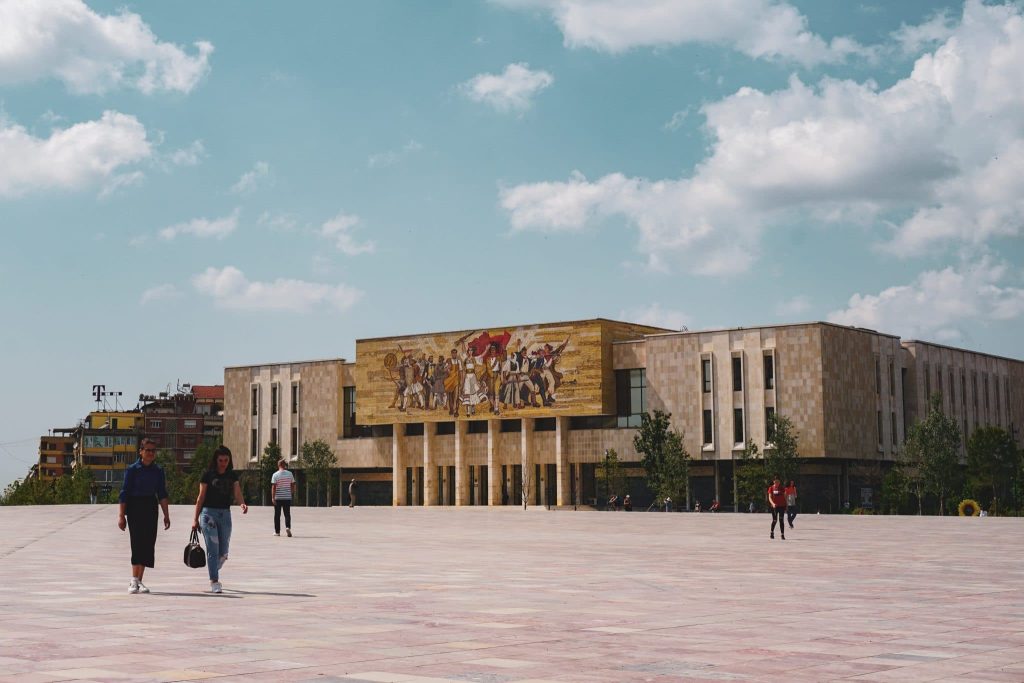 COVID-19 dhe emigrimi pakësojnë popullsinë e Shqipërisë douglas o SwnU0BlZiBA unsplash scaled 1