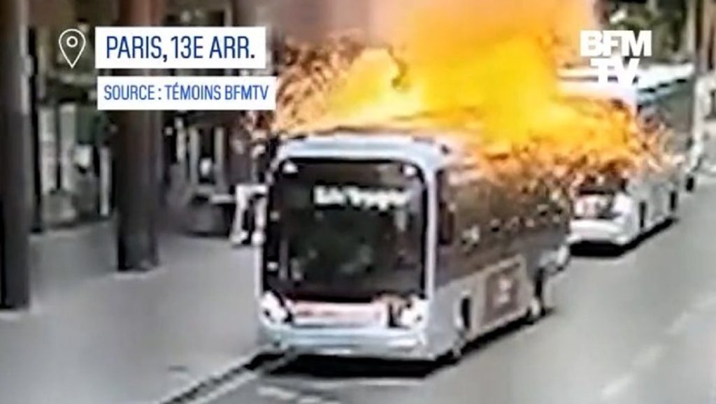 Autobusi elektrik shpërthen në flakë në Paris france 1