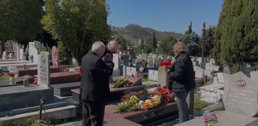 Ilir Hoxha homazhe në varrin e babait të tij Enver Hoxha në 37-vjetorin e vdekjes ghgh