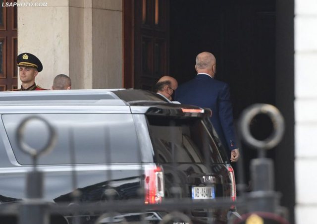 Rama heq dorë nga GMC-ja, fotografohet teksa lëviz me këtë llojë automjeti gmc