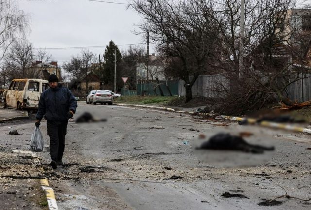 Pamje të dhimbshme/ Periferia e Kievit e përgjakur, dhjetëra civilë të pajetë të shtrirë nëpër rrugë 2 k1 640x434 1