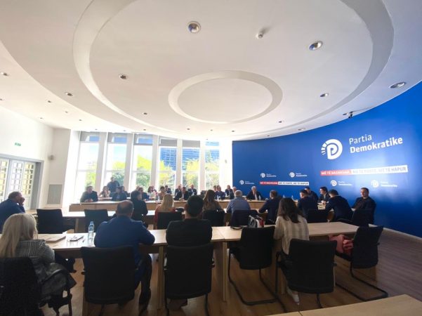 Xhaferaj: Për grupin e PD, Yuri Kim është ambasadore e nderuar e SHBA, jo guvernatore mbledhja e grupit te PD 12 prill 1 601x450 1