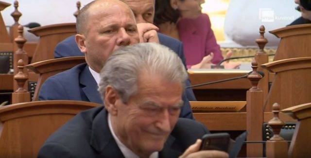 Berisha shkruan mesazh në celular, Xhelal Mziu e “spiunon” nga pas mziu1 640x325 1