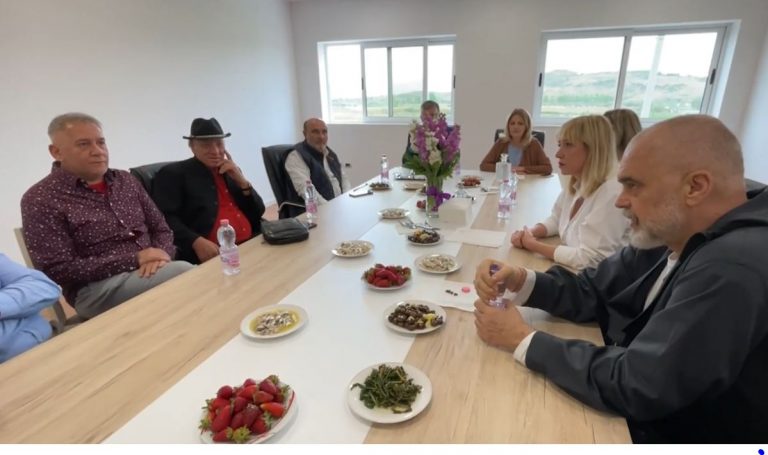 “Na rrofsh sa malet kryeministër”, Rama në Vlorë: Edhe kaq mezi po mbaj ramaaa 1 768x455 1