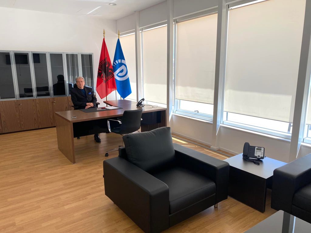 sali berisha ne zyren e tij ne pd2