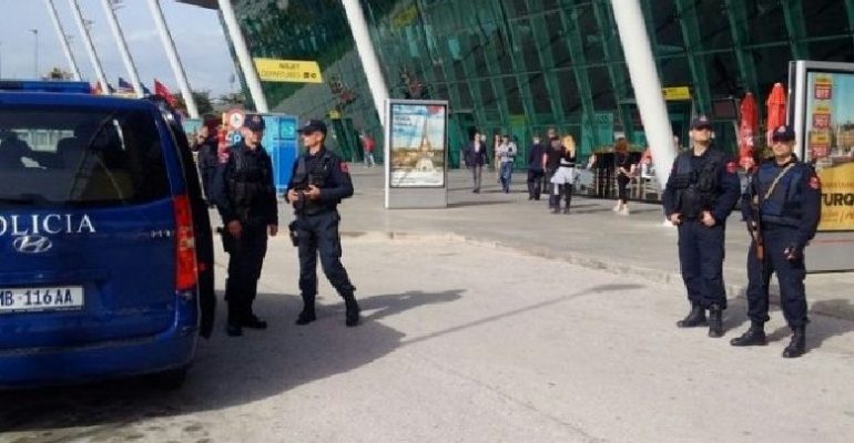 Tentuan të kalonin kufirin me dokumente false, arrestohen dy të rinjtë në Rinas tirnae 770x400 1