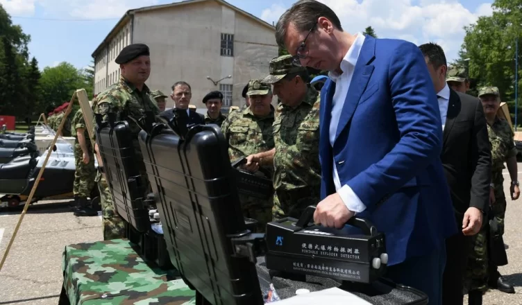 Kina armatos Serbinë vucic