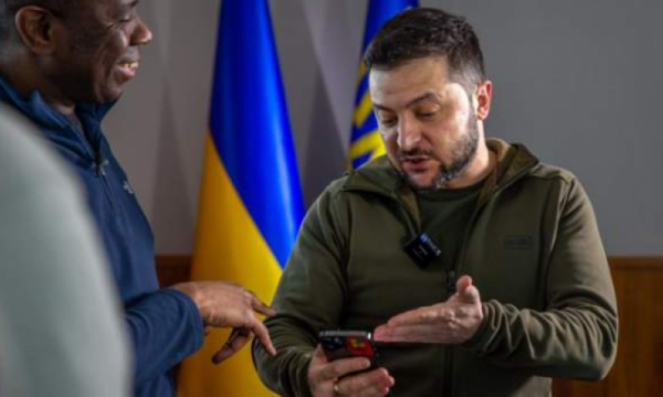 Presidenti Zelensky nuk i hap telefonin Macron: Jam me BBC tani, më vonë zelensky 4